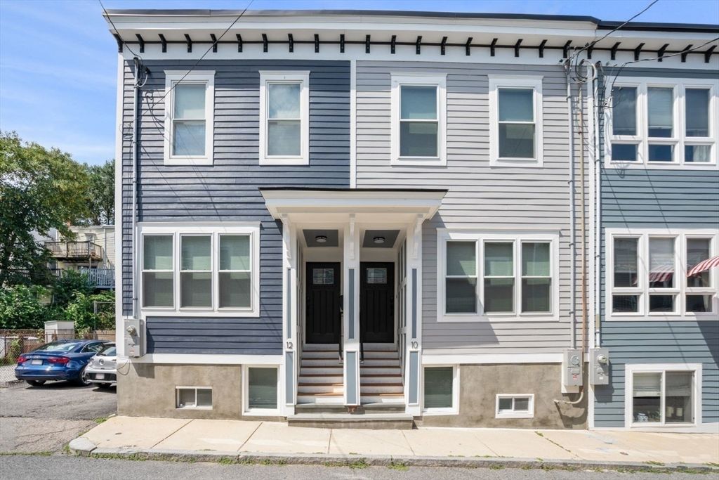 Exterior, Facade, Rowhouse