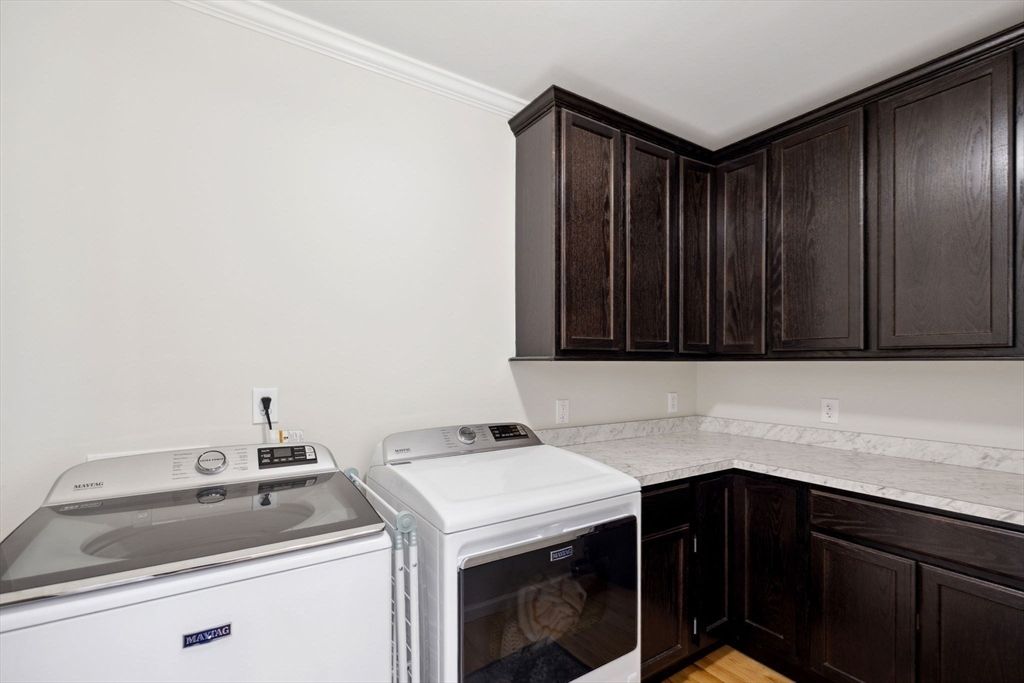 Interior, Washer, Wood Texture Flooring