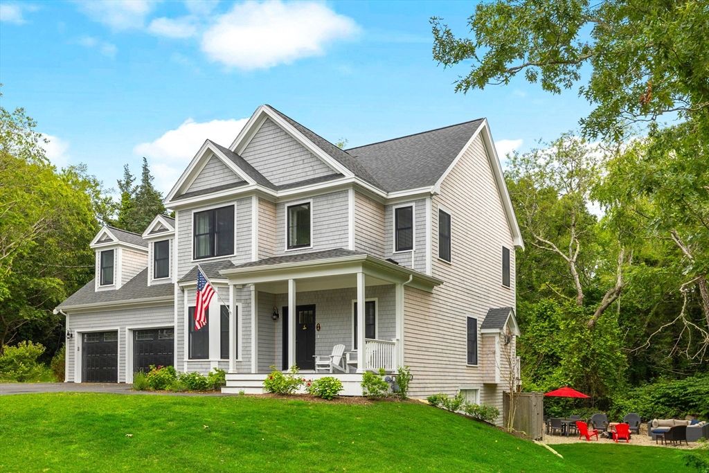 Attached, Exterior, Facade, Queen Anne Victorian