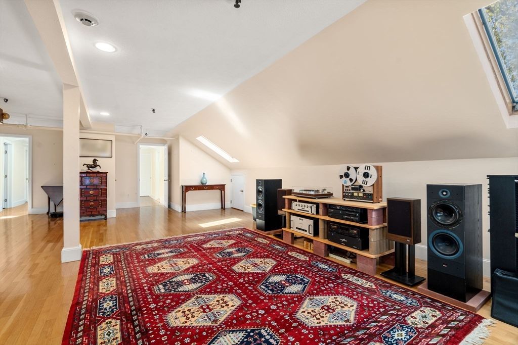 Interior, Recessed Lighting, Washer, Wood Texture Flooring