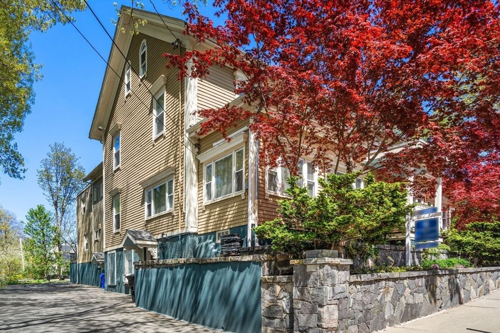 Exterior, Facade, Rowhouse