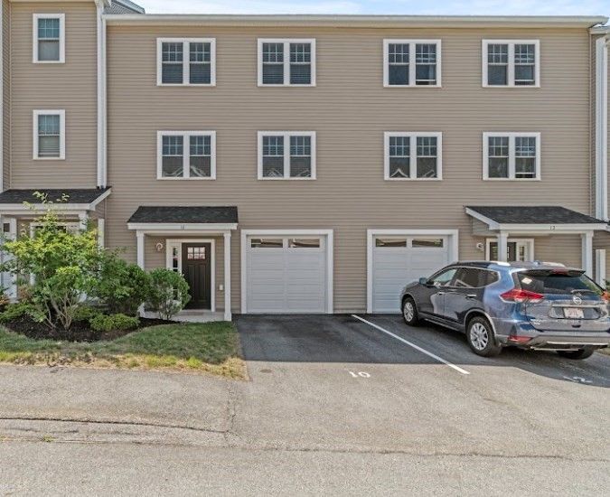 Attached, Exterior, Facade, Rowhouse