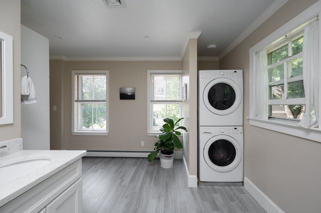 Interior, Utility Closets, Washer, Wood Texture Flooring