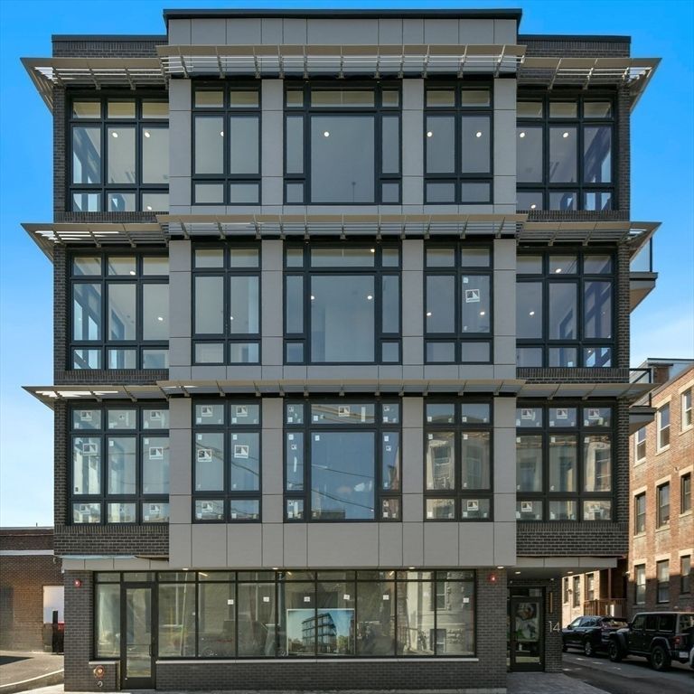 Exterior, Facade, Modern