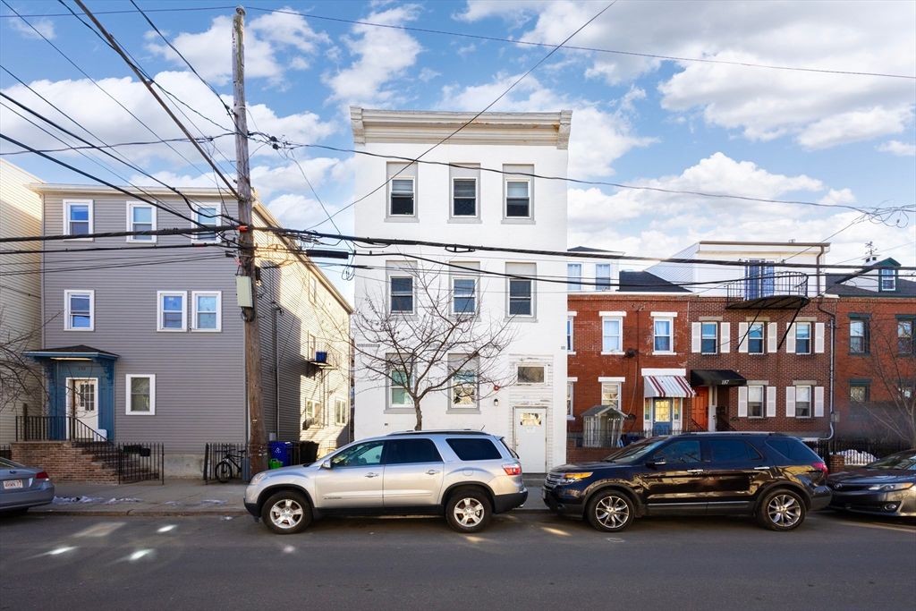 Exterior, Facade, Brick Facade, Rowhouse