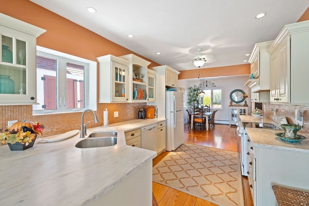 Chandelier, Dining room, Interior, Kitchen, Pendant Lights, Recessed Lighting, Stainless Steel Appliances, Wood Texture Flooring