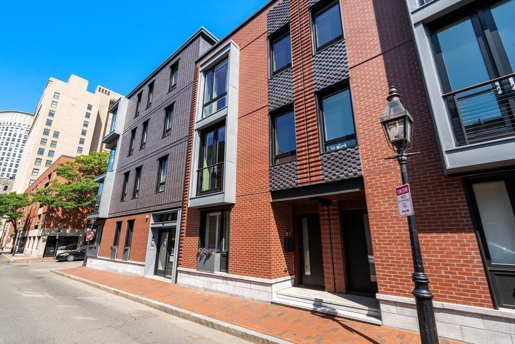 Exterior, Facade, Brick Facade, Rowhouse
