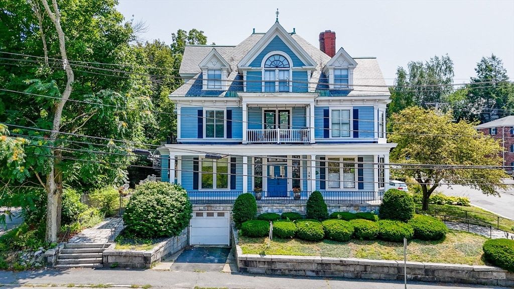Attached, Exterior, Facade, Queen Anne Victorian