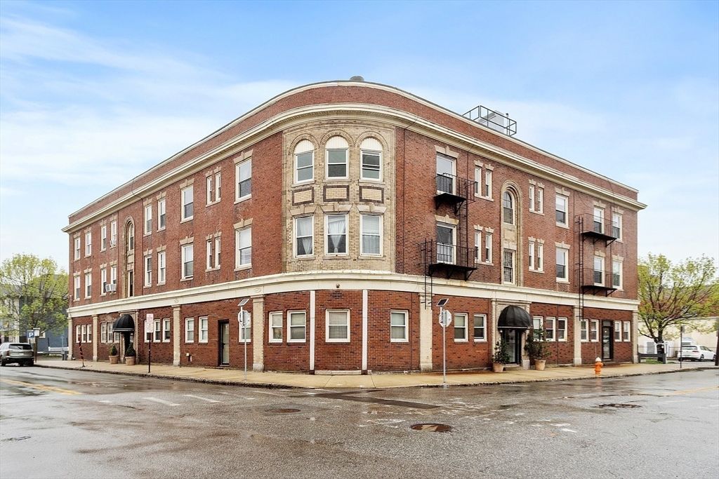 Exterior, Facade, Brick Facade, Chicago School