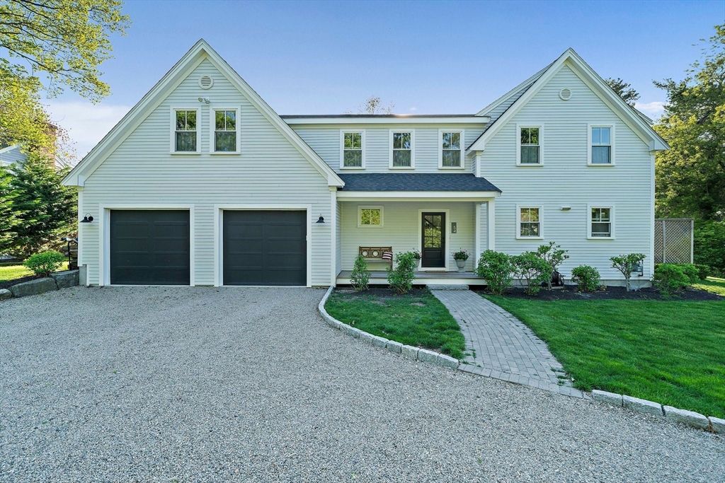 Attached, Exterior, Facade, Farmhouse