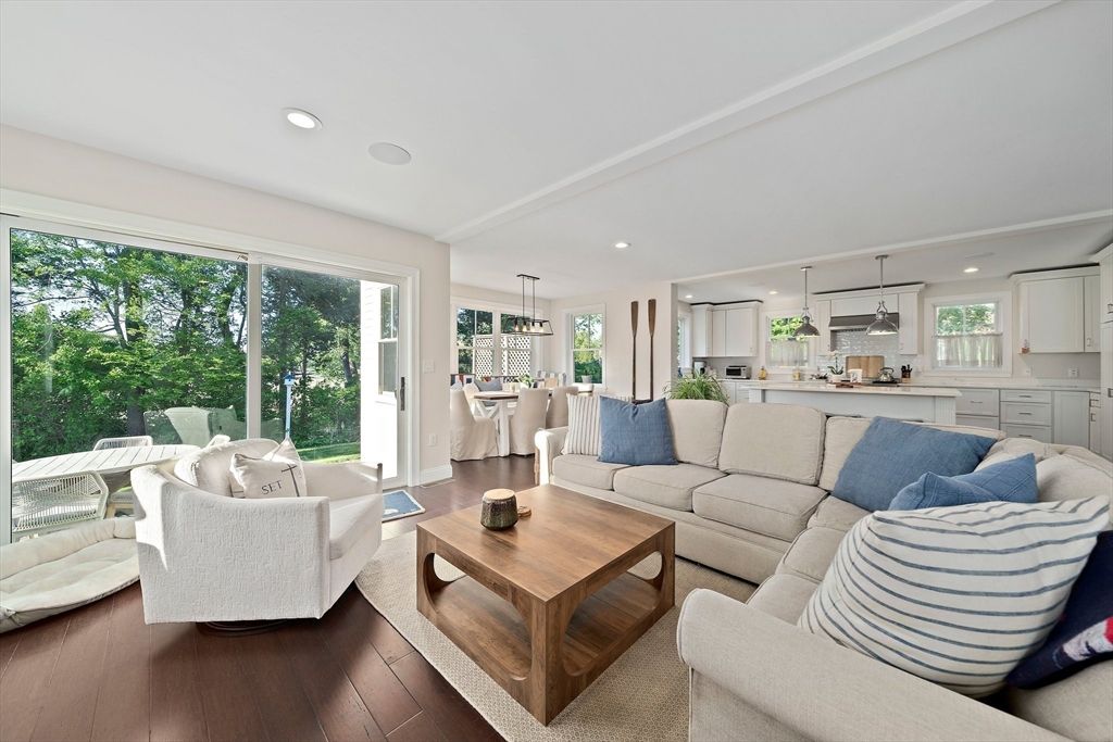 Interior, Kitchen, Living room, Pendant Lights, Recessed Lighting, Wood Texture Flooring