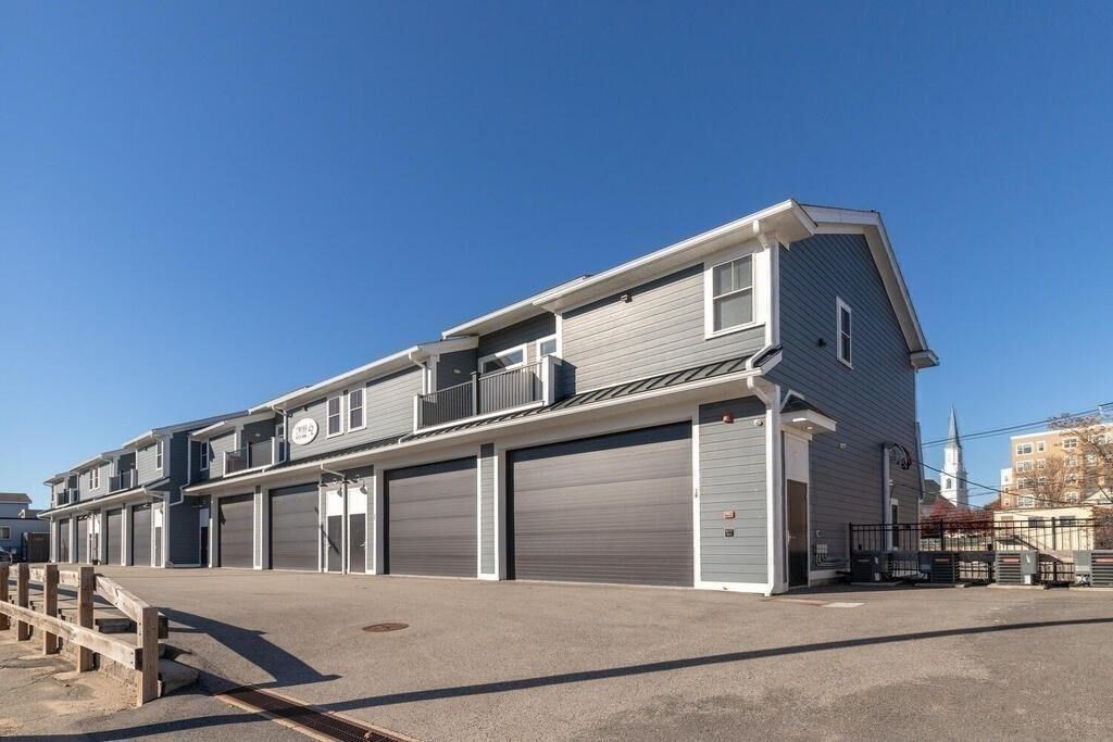 Attached, Exterior, Facade, Modern