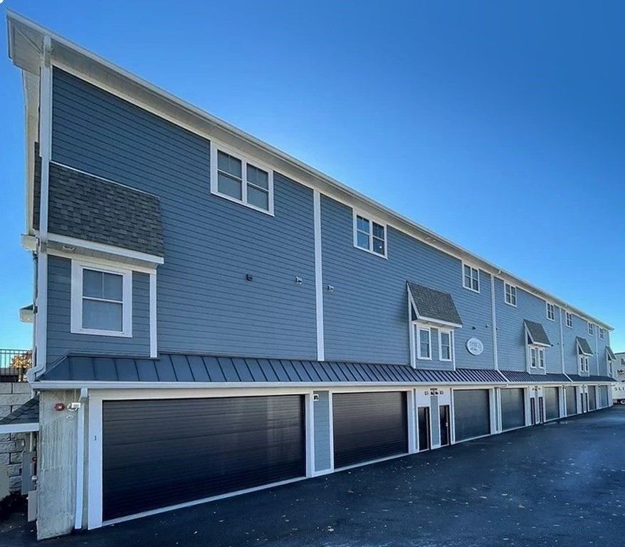 Attached, Exterior, Facade, Rowhouse