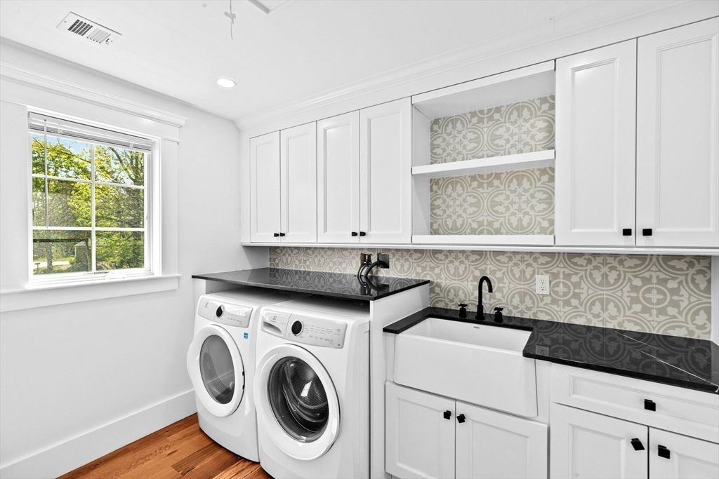 Interior, Recessed Lighting, Washer, Wood Texture Flooring