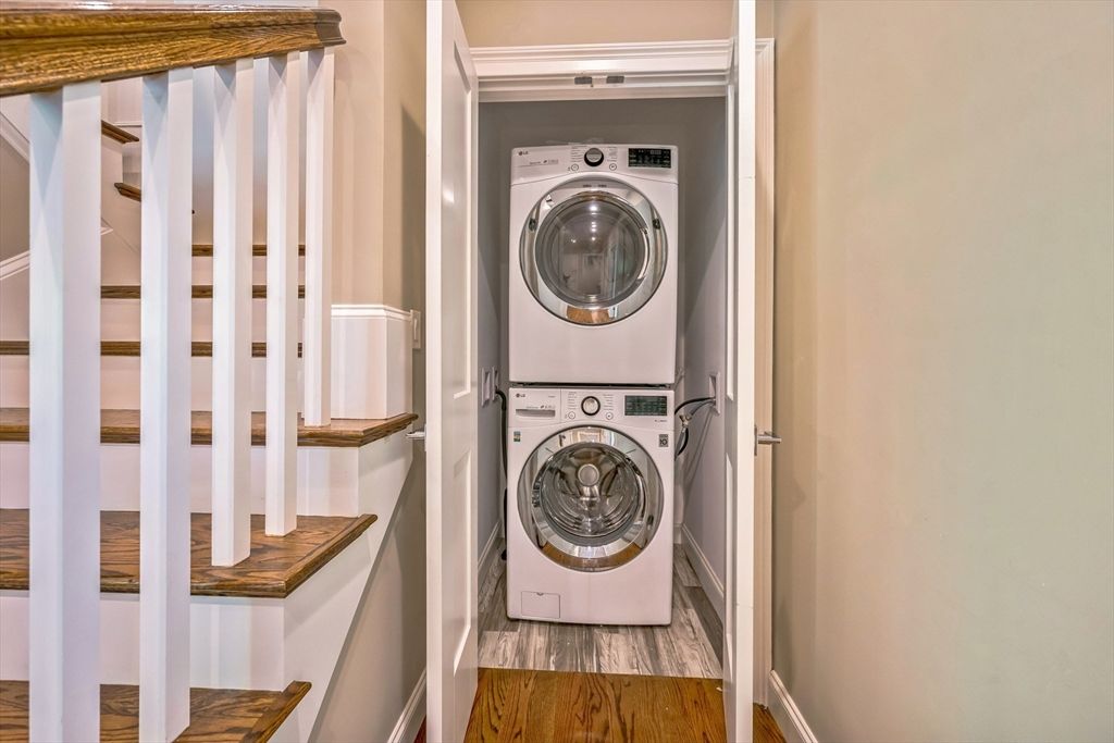 Interior, Utility Closets, Washer, Wood Texture Flooring