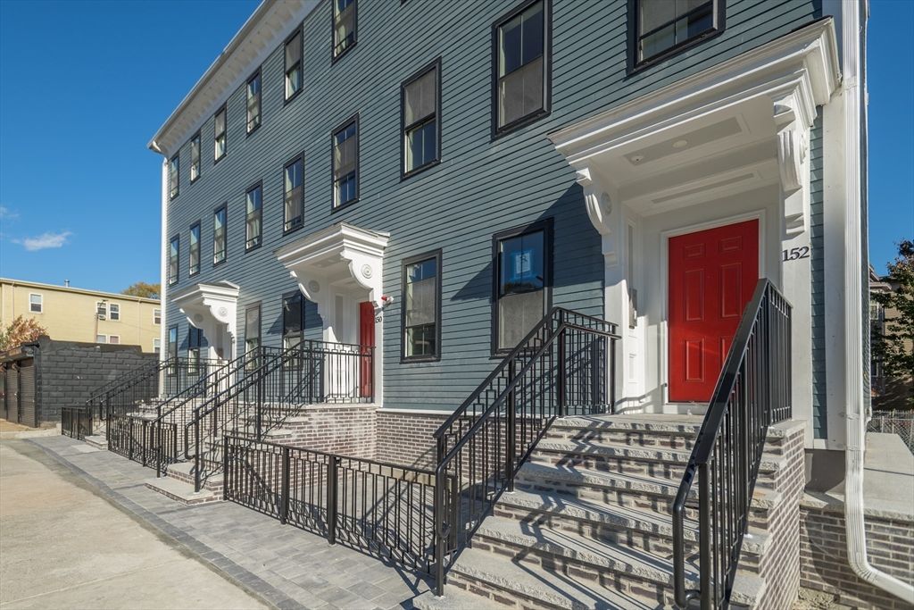 Exterior, Facade, Rowhouse