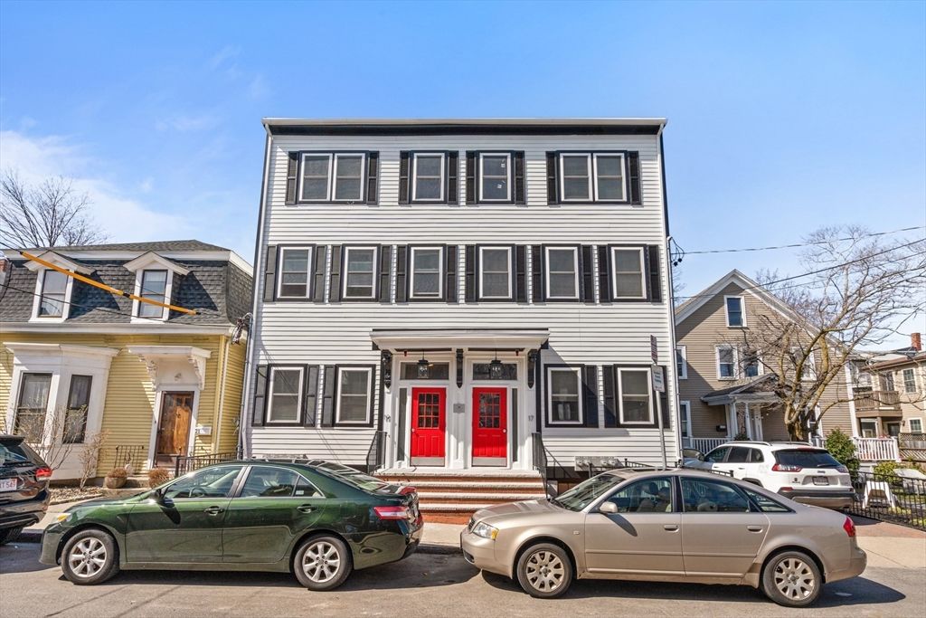 Exterior, Facade, Rowhouse
