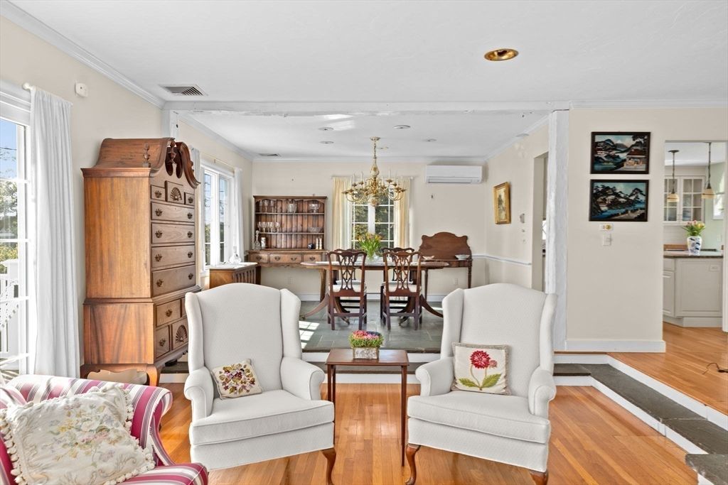 Chandelier, Dining room, Interior, Living room, Recessed Lighting, Wood Texture Flooring