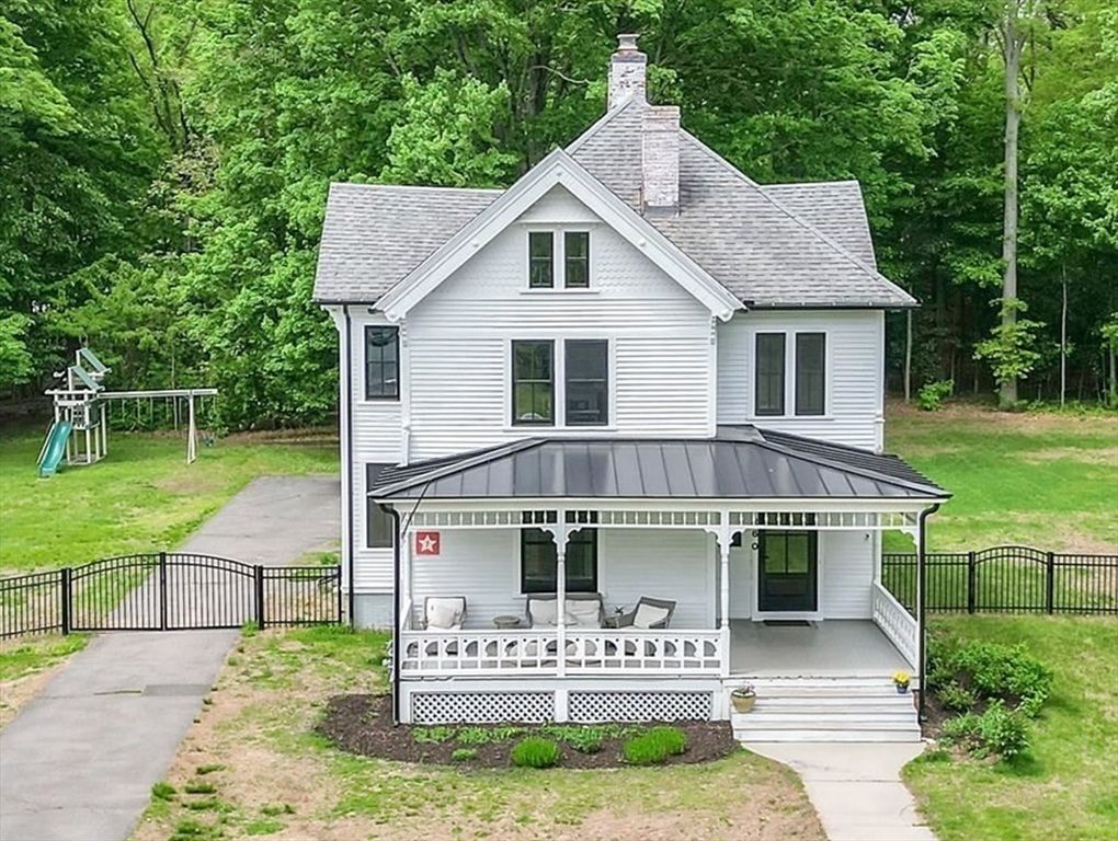 Backyard, Exterior, Facade, Queen Anne Victorian