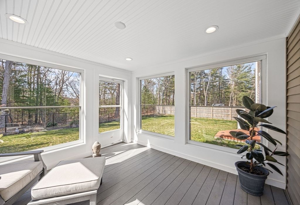 Interior, Recessed Lighting, Sun Room, Wood Texture Flooring