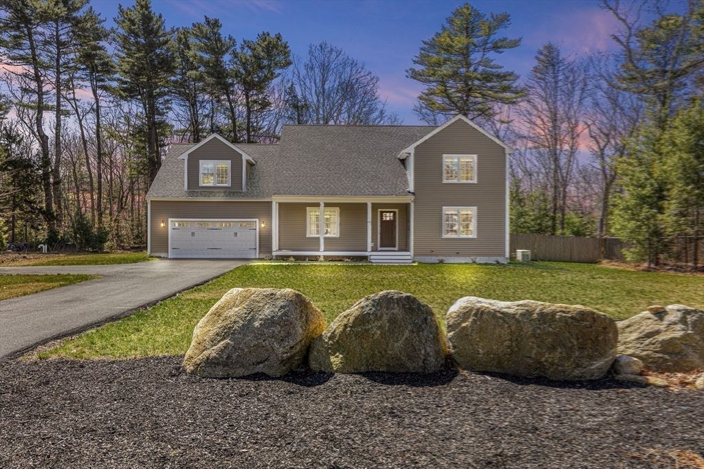 Attached, Exterior, Facade, Cape Cod