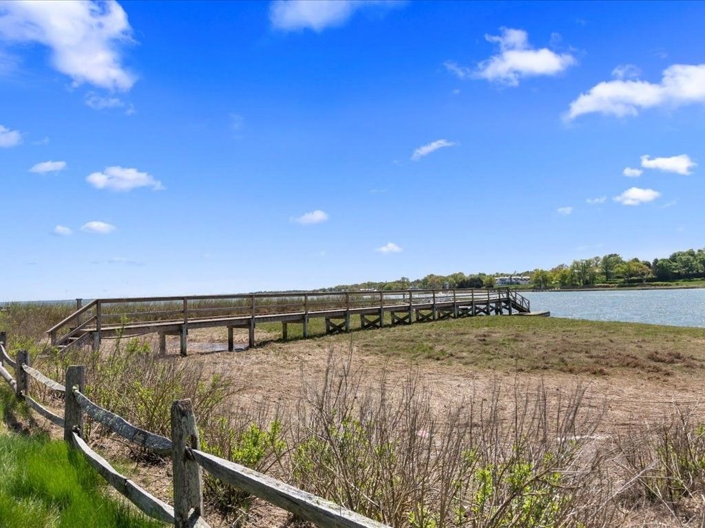 Exterior, Lake