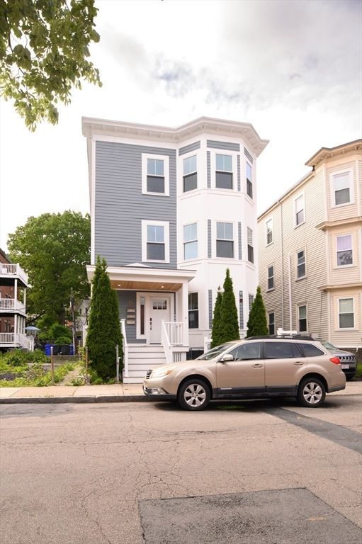 Exterior, Facade, Rowhouse