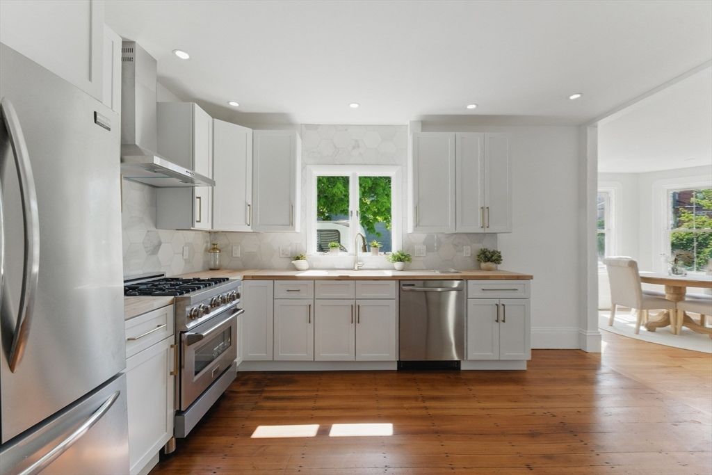 Dining room, Interior, Kitchen, Recessed Lighting, Stainless Steel Appliances, Wood Texture Flooring