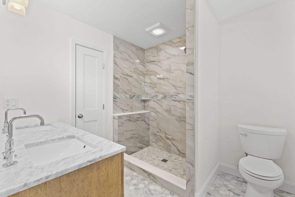 Bathroom, Interior, Marble, Marble Walls, Recessed Lighting