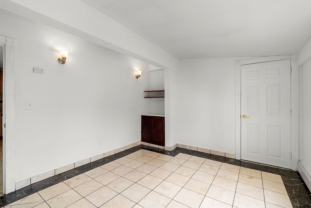 Empty room, Interior