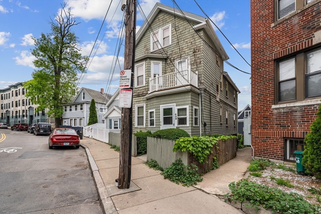 Exterior, Facade, Brick Facade, Rowhouse
