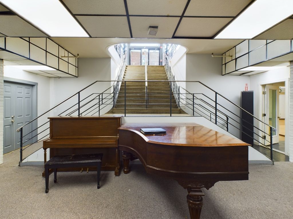 Interior, Piano