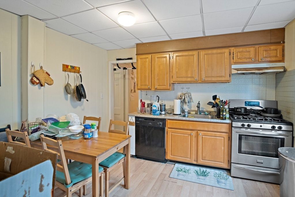 Dining room, Interior, Kitchen, Stainless Steel Appliances, Wood Texture Flooring