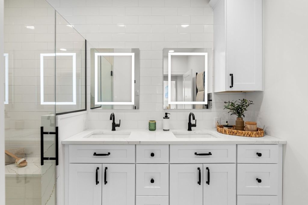 Bathroom, Dual Sink Vanities, Interior