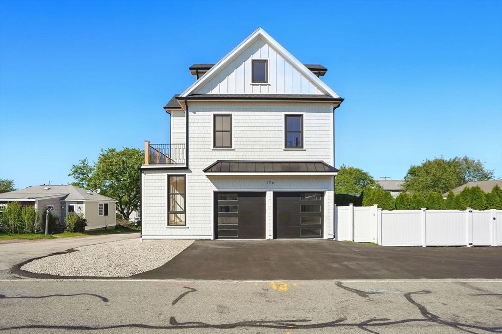Attached, Exterior, Facade, Farmhouse