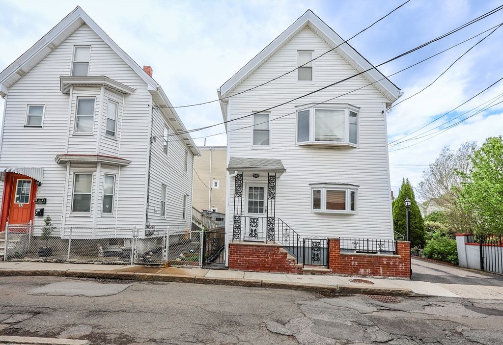 Exterior, Facade, Queen Anne Victorian