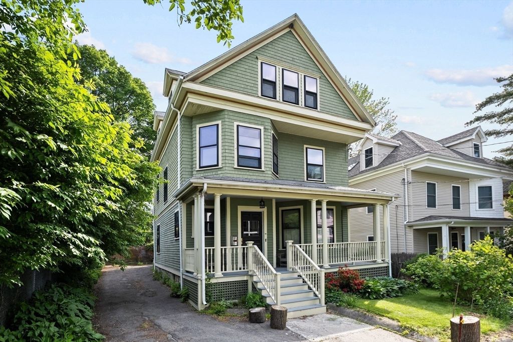 Exterior, Facade, Queen Anne Victorian