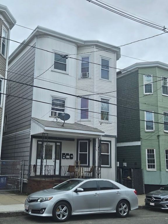 Exterior, Facade, Rowhouse