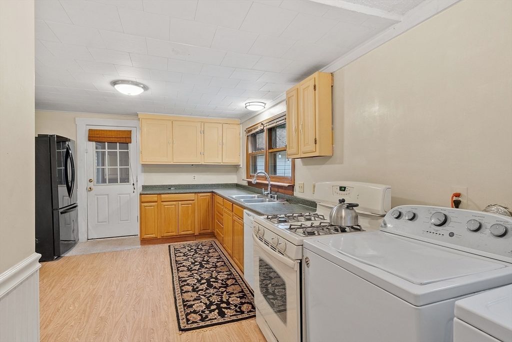 Interior, Kitchen, Washer, Wood Texture Flooring