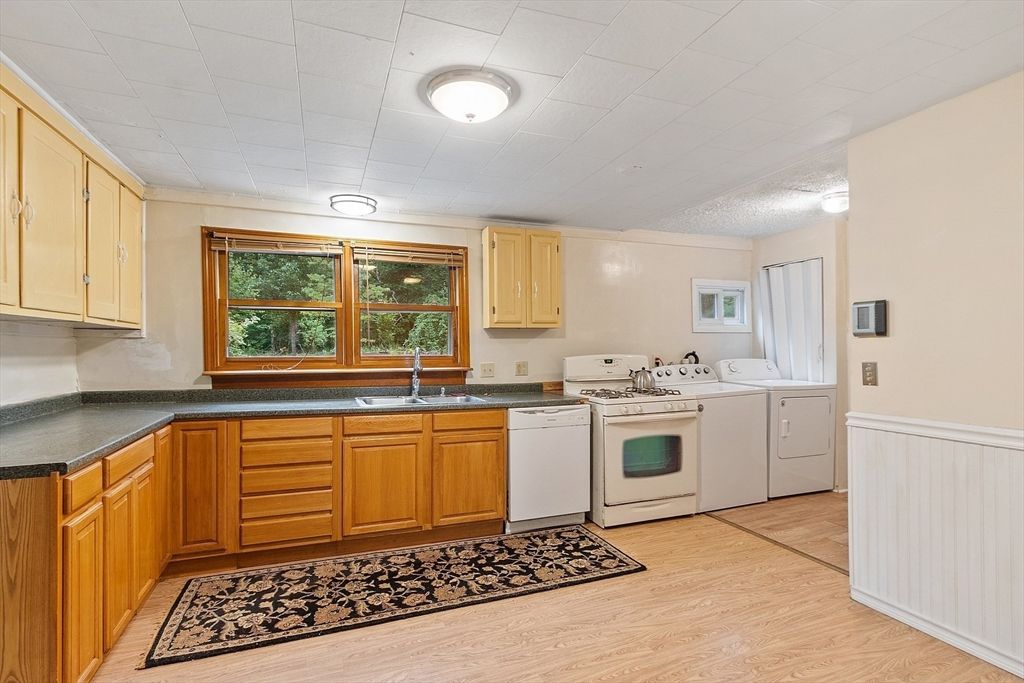 Interior, Washer, Wood Texture Flooring