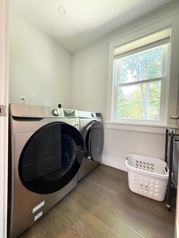 Interior, Recessed Lighting, Washer, Wood Texture Flooring