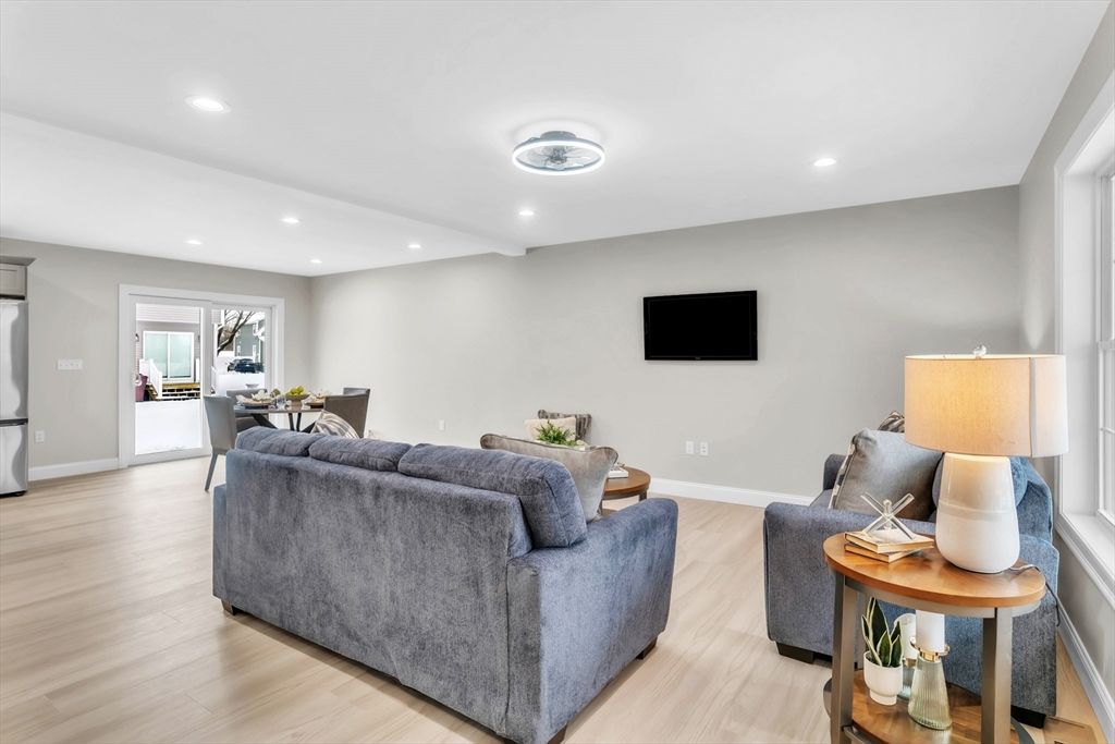 Dining room, Interior, Living room, Recessed Lighting, Wood Texture Flooring