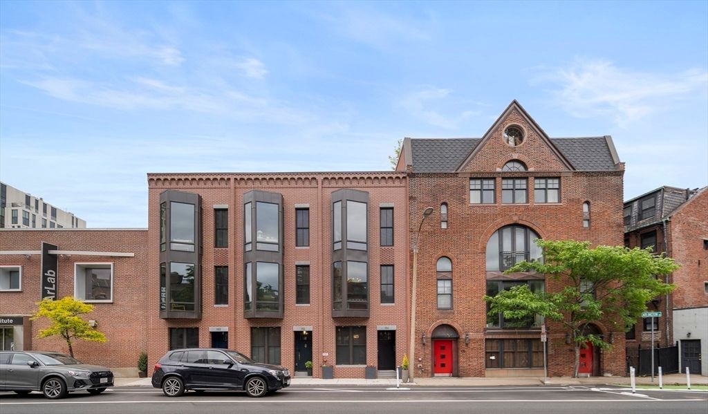 Exterior, Facade, Brick Facade, Rowhouse
