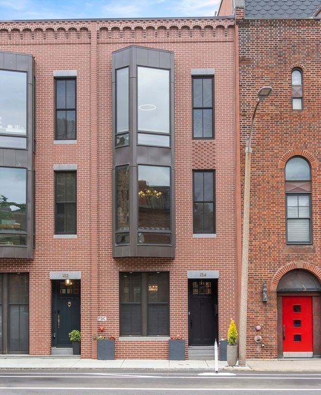 Exterior, Facade, Brick Facade, Rowhouse