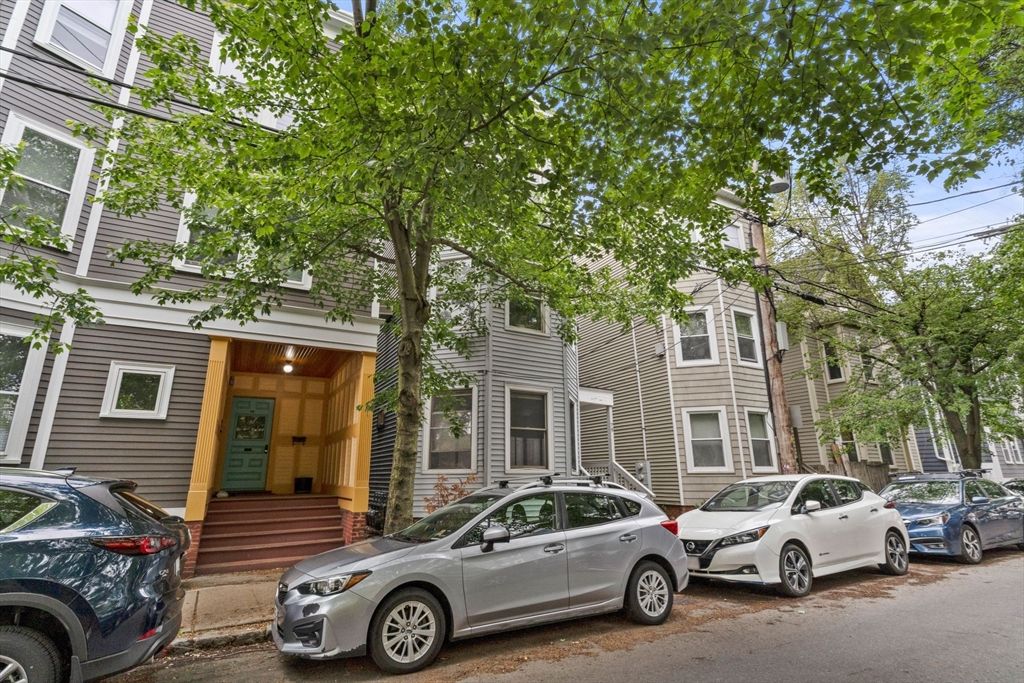 Exterior, Facade, Rowhouse