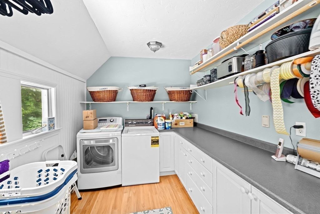 Interior, Washer, Wood Texture Flooring