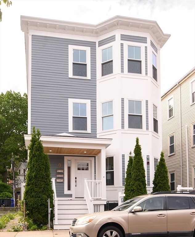 Exterior, Facade, Rowhouse