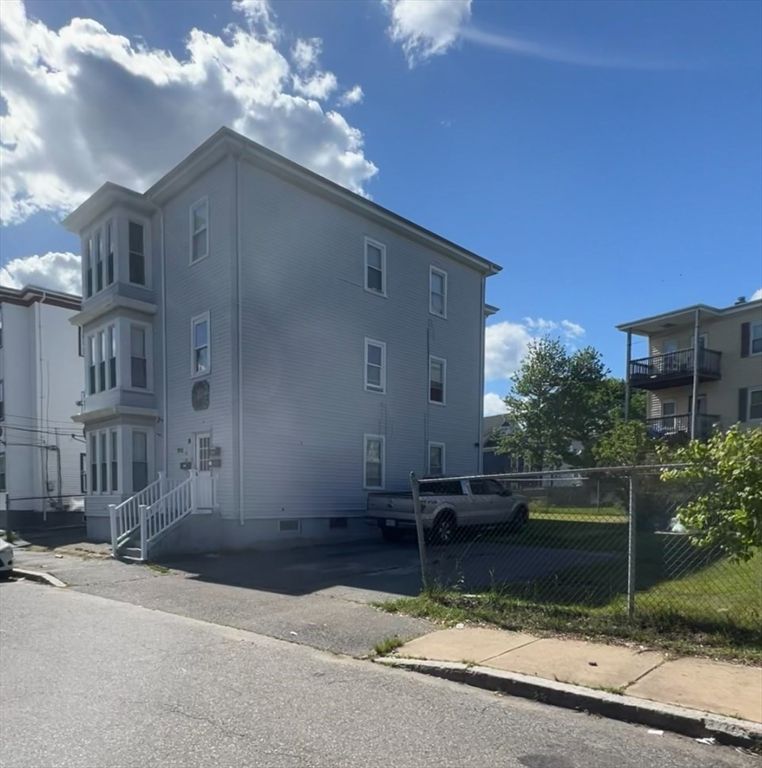 Exterior, Facade, Rowhouse