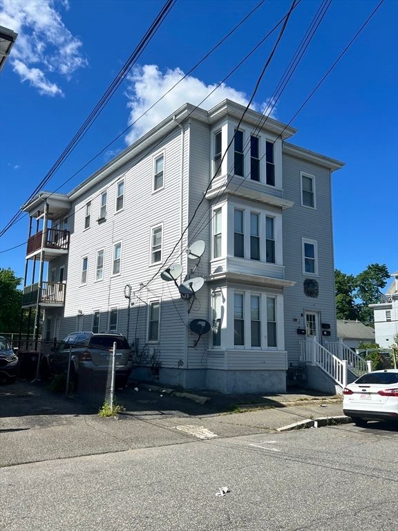 Exterior, Facade, Rowhouse