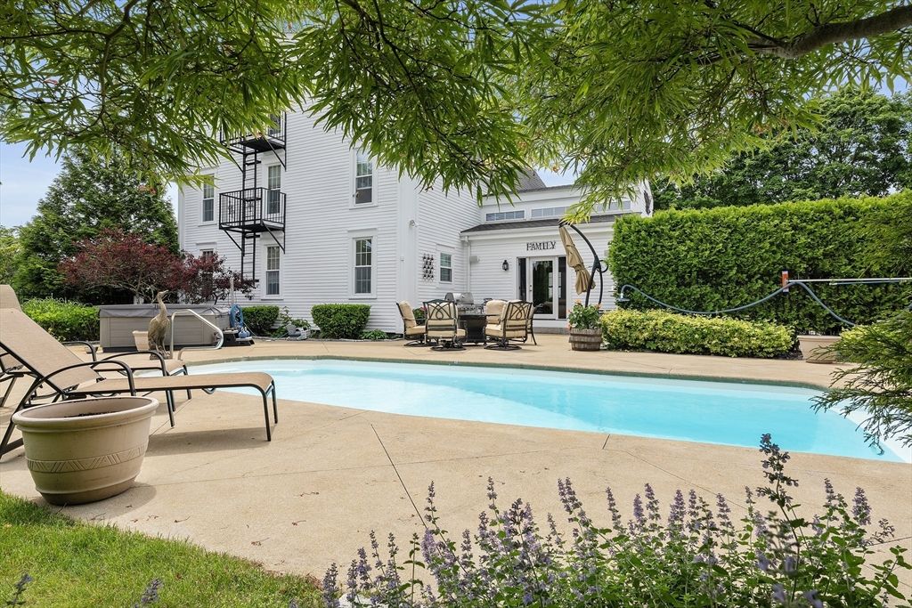Exterior, Pool